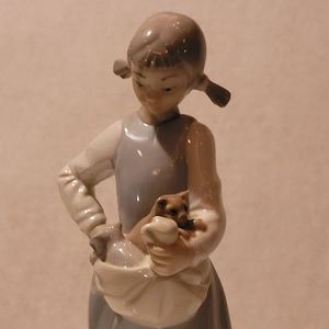 Lladro Nao Figure of Girl with Cats